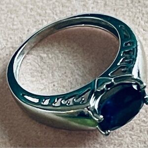 WHITE GOLD BLUE OVAL CUBIC ZIRCONIA RING. DIAMONIQUE /P14K DG CZ / SIZE 6
